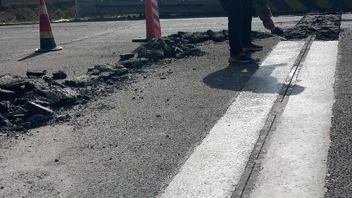 柳河橋，應(yīng)用我公司PY-600快修水泥，進(jìn)行伸縮縫修復(fù)